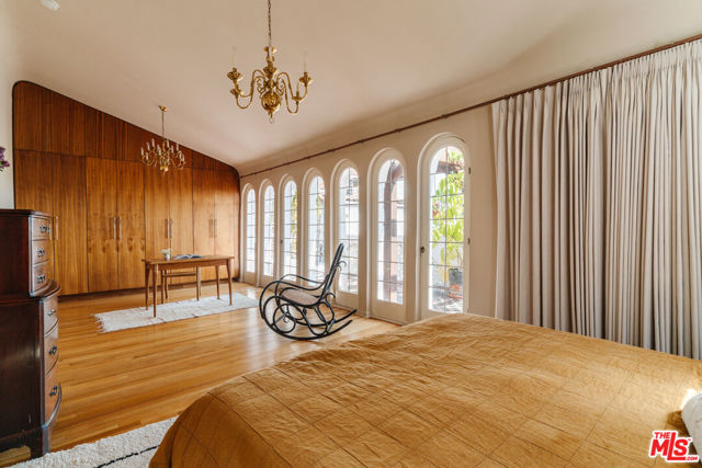 5163 Franklin Avenue, Los Angeles CA: https://media.crmls.org/mediaz/82fd7190-59b7-4fe5-a851-614cb46521d6.jpg