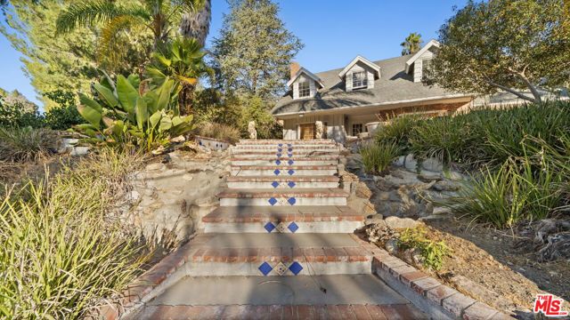 16645 Calneva Drive, Encino CA: https://media.crmls.org/mediaz/82fd9eaa-a932-41f1-bf8f-c8969511ed0e.jpg