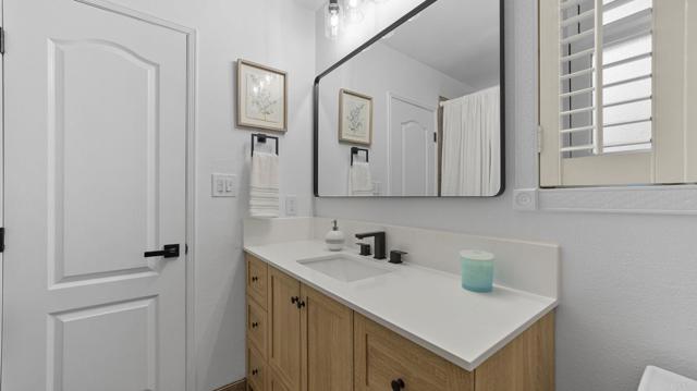 2517 Navarra Drive, Carlsbad CA: https://media.crmls.org/mediaz/82ff73d6-0af5-4d68-8997-72d57341d5d2.jpg