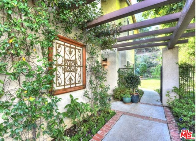 23444 Park Hermosa, Calabasas CA: https://media.crmls.org/mediaz/830002c7-a32f-42c0-8737-60006350798c.jpg