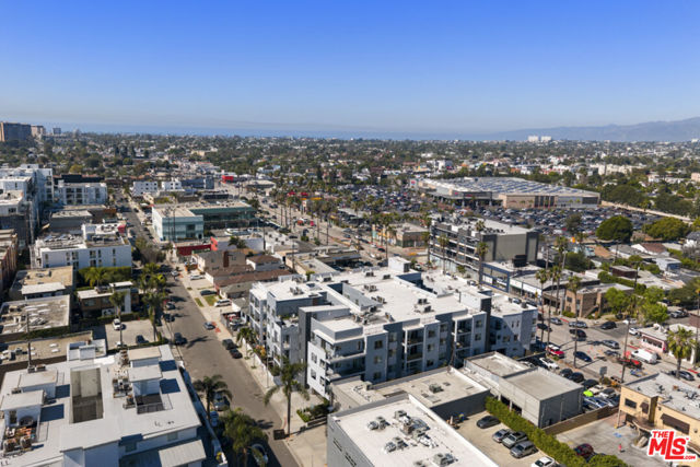 13337 Beach Avenue, Marina del Rey CA: https://media.crmls.org/mediaz/8300bc8d-63cf-4a2f-b672-ae52bf2fb2e7.jpg