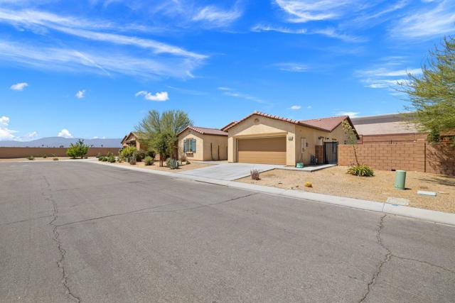 42939 Cowboy Court, Indio CA: https://media.crmls.org/mediaz/8300deee-ea83-4927-9d2c-00e988540878.jpg