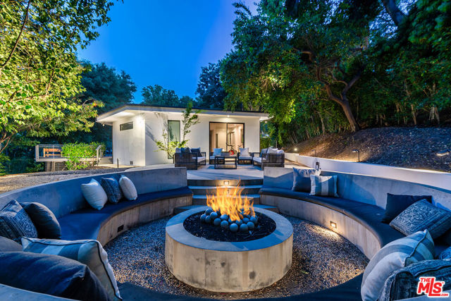 15941 Skytop Road, Encino CA: https://media.crmls.org/mediaz/83017f8d-9509-4da9-9994-6301d2c87330.jpg