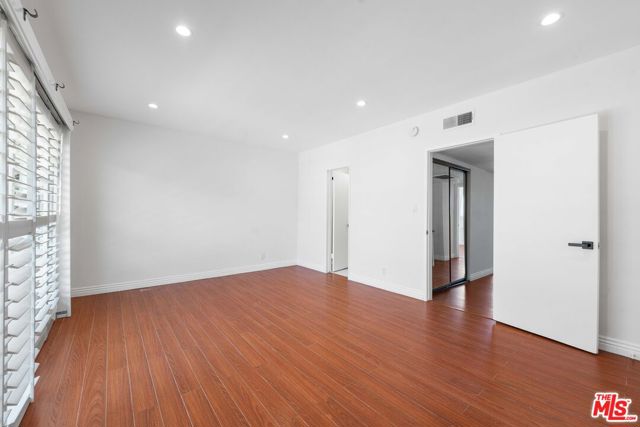 5229 Balboa Boulevard, Encino CA: https://media.crmls.org/mediaz/8301ad4c-0bfc-4511-8233-c95b81585900.jpg