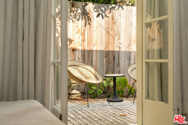 522 Altair Place, Venice CA: https://media.crmls.org/mediaz/83023852-c383-4e14-9a47-5aa5ee98080f.jpg