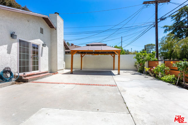 7001 Beckett Street, Tujunga CA: https://media.crmls.org/mediaz/83029294-0764-44d8-b59f-62d197b16725.jpg