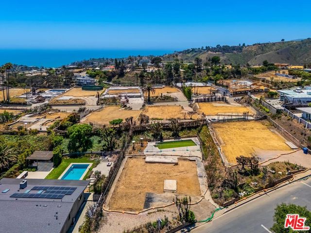 1033 Lachman Lane, Pacific Palisades CA: https://media.crmls.org/mediaz/8302b562-6cc6-487d-9292-d8d62a8eb796.jpg