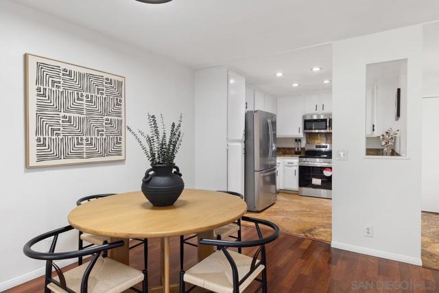 10325 Caminito Cuervo, San Diego CA: https://media.crmls.org/mediaz/83034276-08d5-408b-8416-99627cd74657.jpg