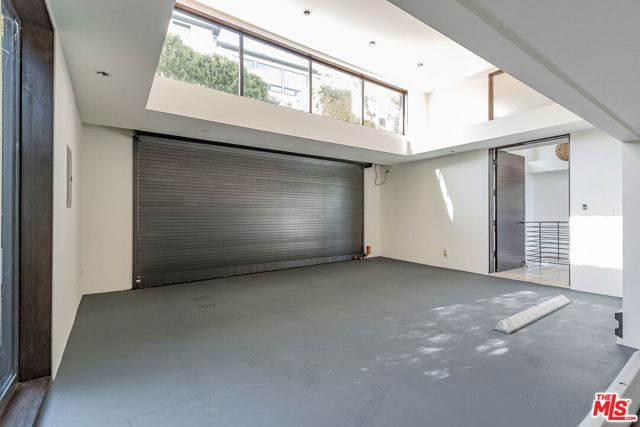 8932 St Ives Drive, Los Angeles CA: https://media.crmls.org/mediaz/8303eb31-5d43-46f6-a9e1-4a320d3f793a.jpg