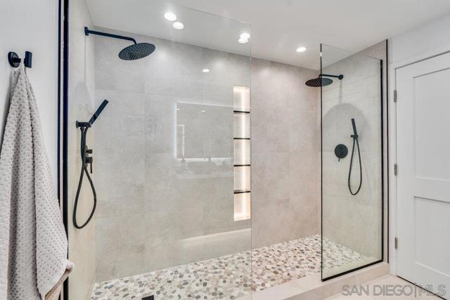 700 W E St, San Diego CA: https://media.crmls.org/mediaz/8304b6da-e246-43c2-a504-f4961fd92e93.jpg