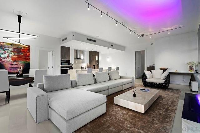 550 Front Street, San Diego CA: https://media.crmls.org/mediaz/8304d626-e6f0-4872-af43-610632dc7c98.jpg