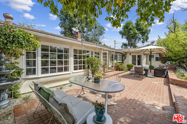 5132 Quakertown Avenue, Woodland Hills CA: https://media.crmls.org/mediaz/8304e226-d48b-4998-81b6-a9a8bac903e6.jpg