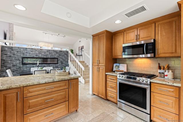 5719 Caminito Norte, La Jolla CA: https://media.crmls.org/mediaz/8305f8ac-eb40-4832-a7c3-c97dcca36623.jpg