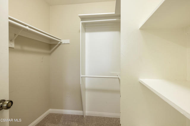 Walk-in closet2