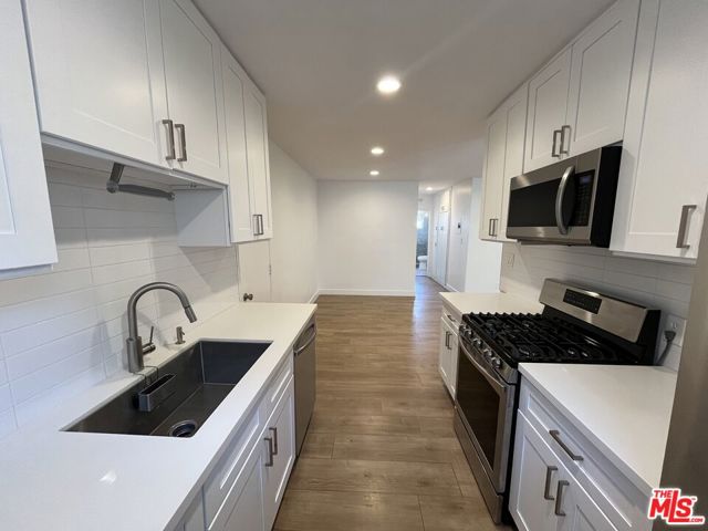 561 N Sweetzer Avenue, West Hollywood CA: https://media.crmls.org/mediaz/830affd1-2706-47d8-95a3-8176a4012095.jpg