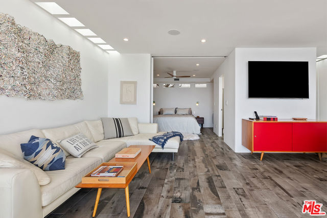 27400 Pacific Coast Highway, Malibu CA: https://media.crmls.org/mediaz/830bd66b-89c7-404f-a12c-5ff0087e5484.jpg