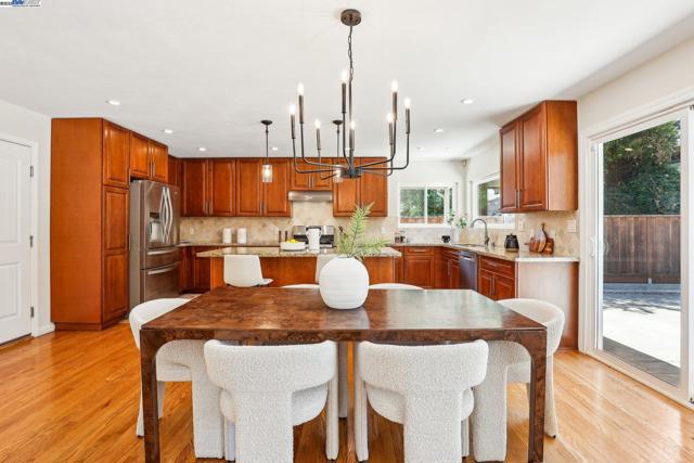 19927 Conrad Ct, Castro Valley CA: https://media.crmls.org/mediaz/830c0fa2-993b-4bb1-a07c-7223ab94196e.jpg