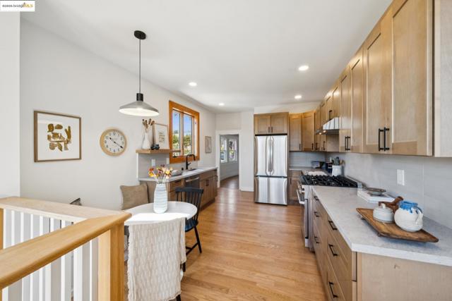 327 Hudson St, Oakland CA: https://media.crmls.org/mediaz/830d7ba8-f410-4e62-8c2e-009c2c98b220.jpg