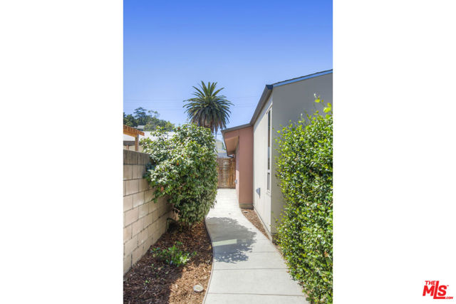 4989 Vincent Avenue, Los Angeles CA: https://media.crmls.org/mediaz/830e9589-d81f-4a47-8e9b-28248646ce62.jpg