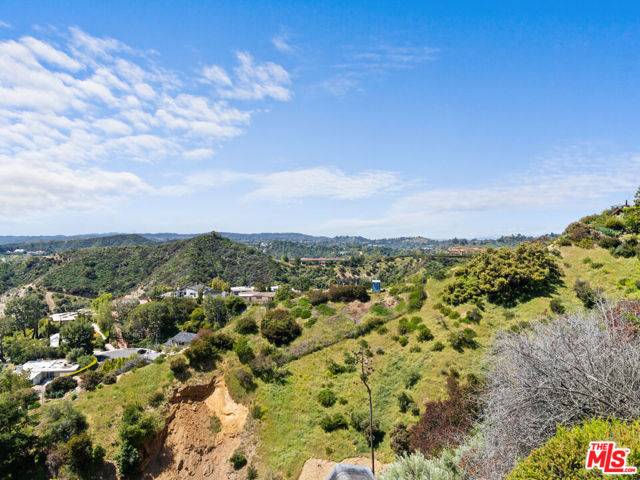 2207 Bowmont Drive, Beverly Hills CA: https://media.crmls.org/mediaz/830f295b-1570-4ffa-8680-36599bcbd86d.jpg