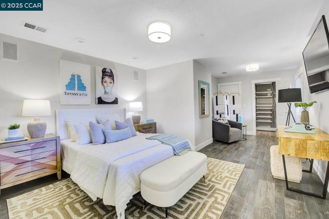 24 Crest Ct, Alamo CA: https://media.crmls.org/mediaz/830fcf94-0d9e-4f6a-bc29-16c86124f473.jpg
