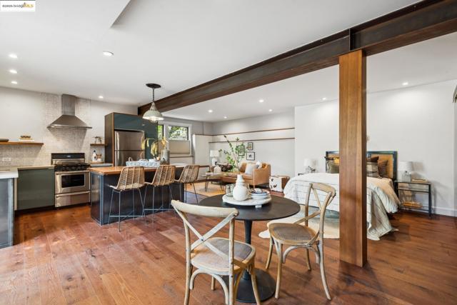 1015 Warfield Ave, Oakland CA: https://media.crmls.org/mediaz/8310cd89-95dd-481d-8119-437dfff5a9d7.jpg