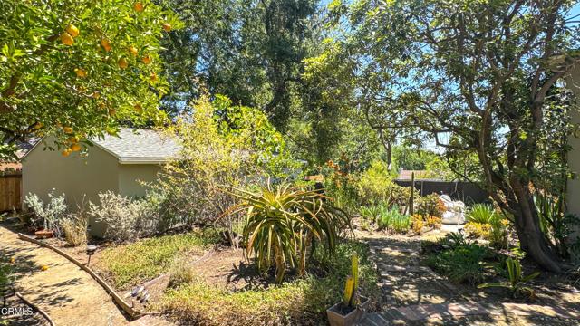 2560 Allen Avenue, Altadena CA: https://media.crmls.org/mediaz/83118801-e4a0-42ec-ba28-f38ee0929d7c.jpg