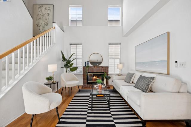 15 Mcdonnel Rd, Alameda CA: https://media.crmls.org/mediaz/8311ebf9-7370-4b5e-9b12-859d0ca8b527.jpg