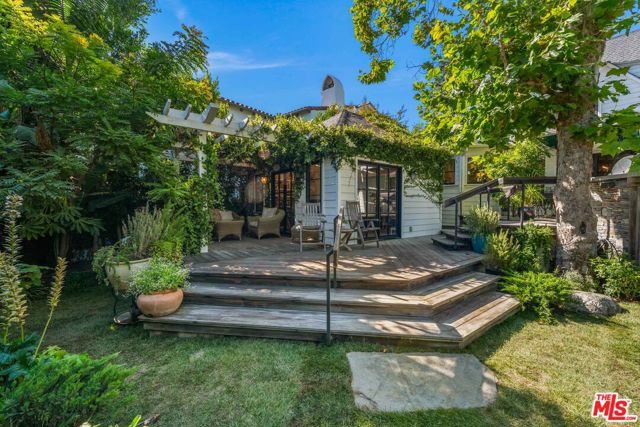 233 S Saltair Avenue, Los Angeles CA: https://media.crmls.org/mediaz/83124d46-4049-4875-a55e-7b74973d4adb.jpg