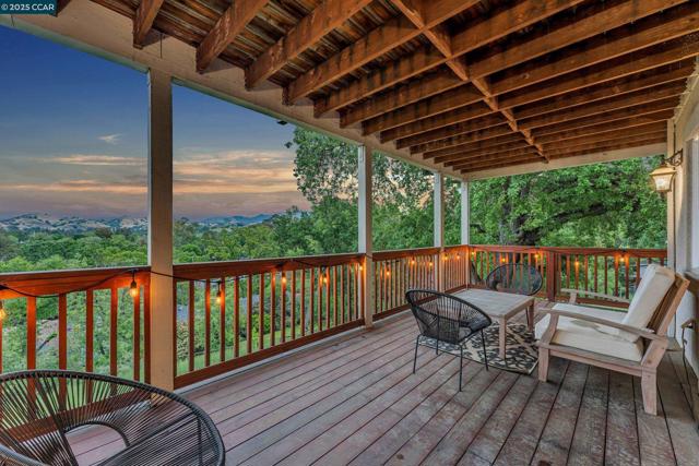 628 Sugarloaf Ct, Walnut Creek CA: https://media.crmls.org/mediaz/831316db-9fb8-4bce-843c-d838d8eee4eb.jpg