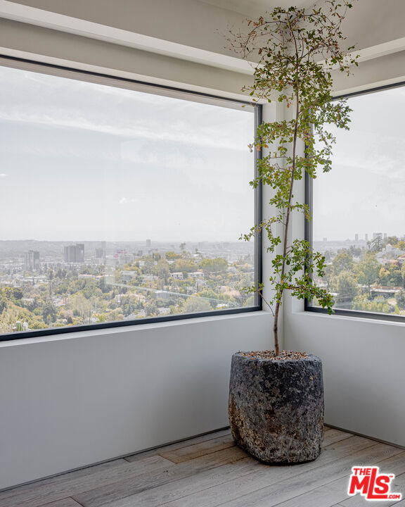 2532 Canyon Oak Dr, Los Angeles CA: https://media.crmls.org/mediaz/83134261-1380-4fe4-a708-2dfef9870cc6.jpg