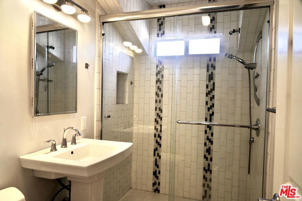 https://media.crmls.org/mediaz/8313afde-3fa9-42a8-a90c-0d084e7098dc.jpg?preset=X-Large
