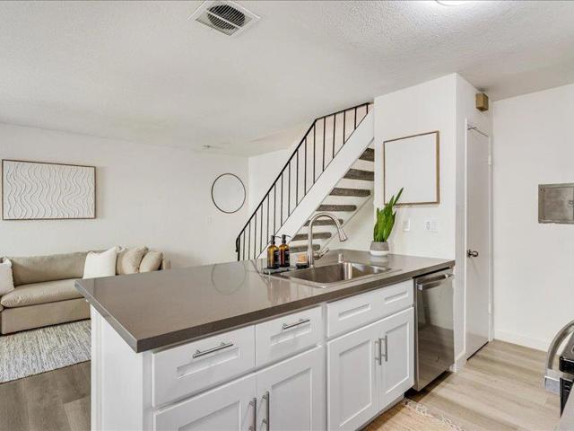 4475 Diamond Street, Capitola CA: https://media.crmls.org/mediaz/8313e9d6-89f0-49b7-8f37-b6b13ae29802.jpg