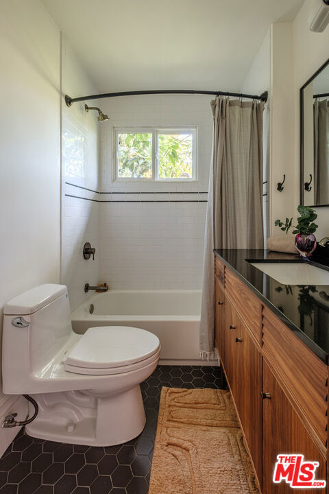 116 Roselawn Place, Los Angeles CA: https://media.crmls.org/mediaz/8314bc96-9ed4-4dc6-8931-213a61451eec.jpg