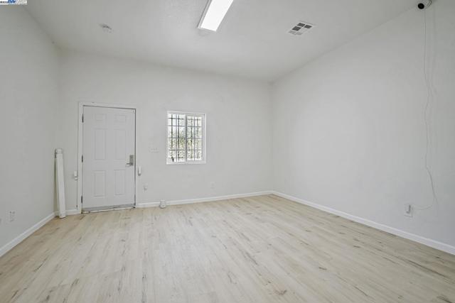 3920 Gravenstein Hwy, Sebastopol CA: https://media.crmls.org/mediaz/8314e0c1-947c-45a7-9c7e-39e534c2c159.jpg