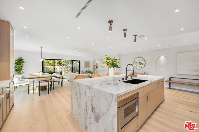 4627 Sunnyslope Avenue, Sherman Oaks CA: https://media.crmls.org/mediaz/83157e81-20ca-409b-a378-b9af70a19444.jpg