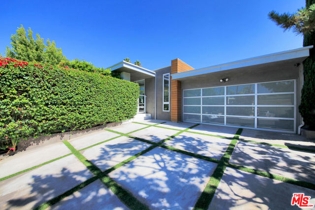 3054 Elvido Drive, Los Angeles CA: https://media.crmls.org/mediaz/831625ef-5adc-4f67-b1f3-e656869a49c2.jpg