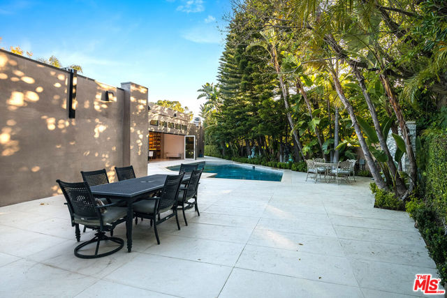16601 Park Lane Circle, Los Angeles CA: https://media.crmls.org/mediaz/8316a2ef-1edb-4c4a-9b0f-547372fd9534.jpg