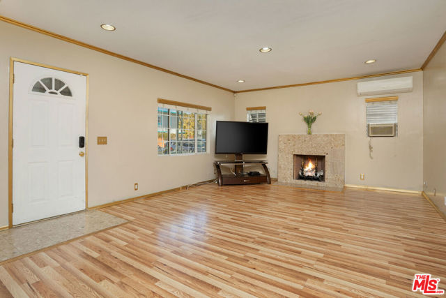 8740 La Salle Avenue, Los Angeles CA: https://media.crmls.org/mediaz/8316bd0d-6e1e-423d-825f-dabdd0ba536f.jpg