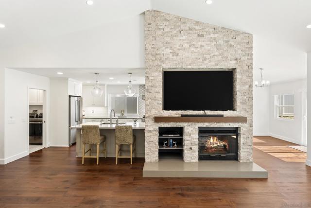 1458 Clark Court, Vista CA: https://media.crmls.org/mediaz/83171111-16bd-48bb-9e43-187080f4b8da.jpg