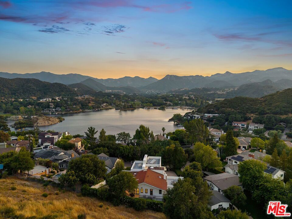 https://media.crmls.org/mediaz/8317a2bb-95ea-491a-b982-0d4d269e7721.jpg?preset=X-Large