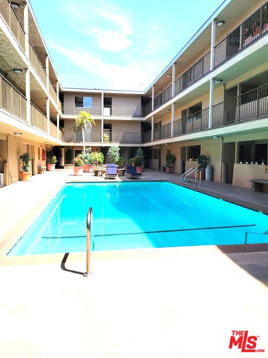 2501 W Redondo Beach Boulevard, Gardena CA: https://media.crmls.org/mediaz/83181198-f670-4e27-99dd-c56232614a85.jpg