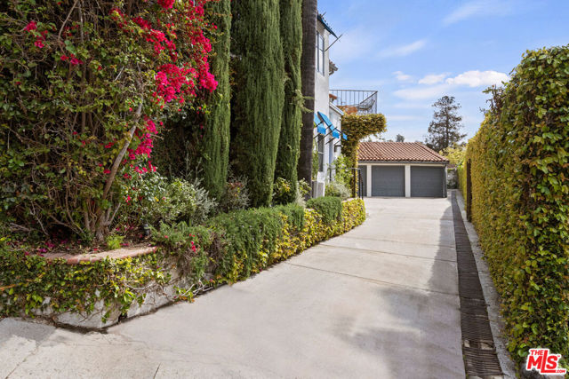 6856 Los Altos Place, Los Angeles CA: https://media.crmls.org/mediaz/8319a4d3-a5b1-490b-8873-2020c04949f0.jpg