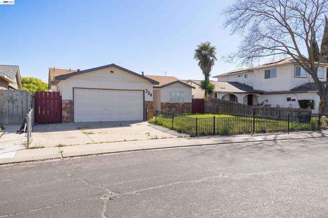324 Eva Ct, Manteca CA: https://media.crmls.org/mediaz/831b4243-a138-457e-845b-6991e0cf1ad8.jpg