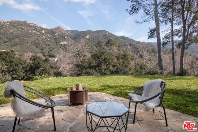 886 Camino Colibri, Calabasas CA: https://media.crmls.org/mediaz/831b431c-3ee6-4e4c-a665-e0bc00d3e7d7.jpg