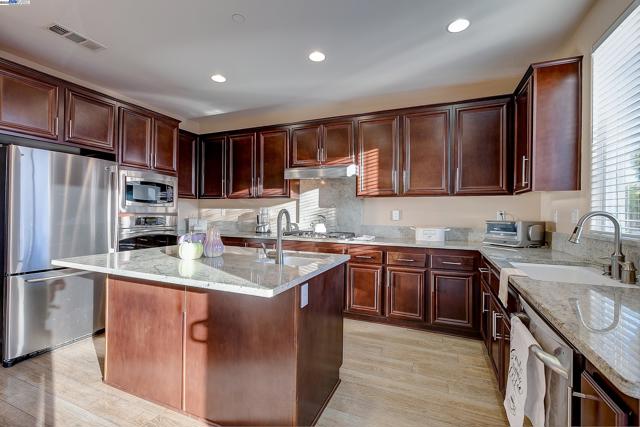Image 21 of 60 For 2394 Amantea Way
