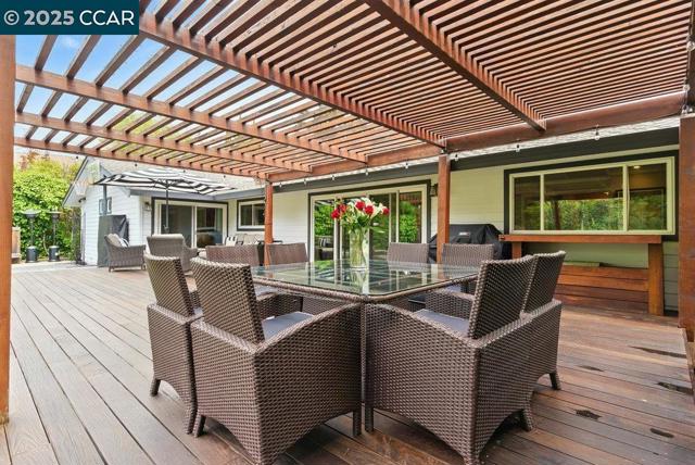 314 Draeger Dr, Moraga CA: https://media.crmls.org/mediaz/831f30be-49d8-4500-b1a9-c394069726ae.jpg