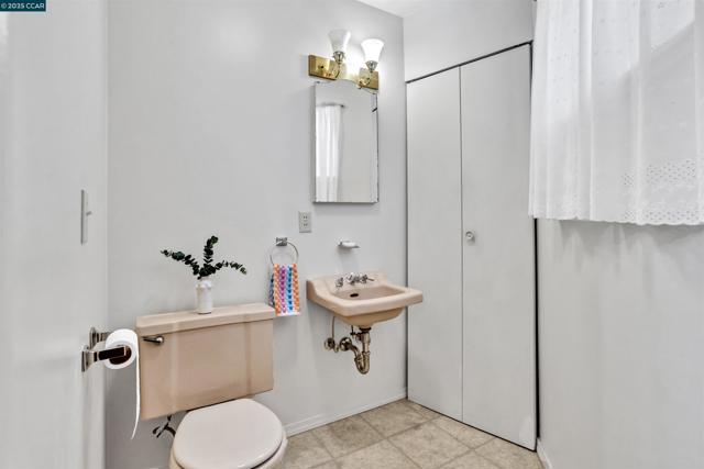 18 Van Tassel Ln, Orinda CA: https://media.crmls.org/mediaz/831f3eb4-c59f-49a6-a86b-c219e7c754af.jpg