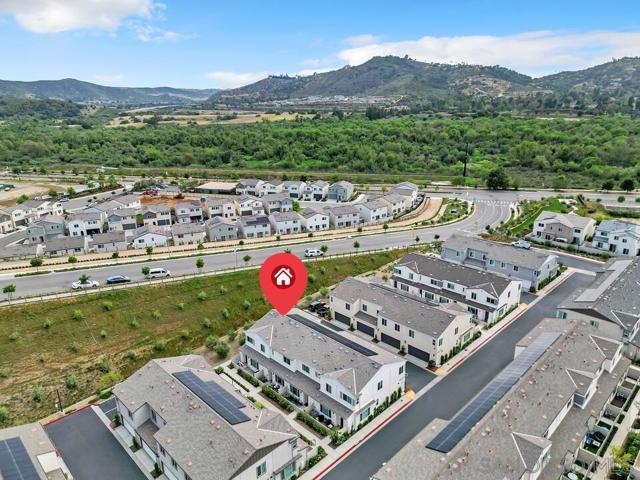 35103 Vine Pl, Fallbrook CA: https://media.crmls.org/mediaz/832012a8-4526-4cd3-aa69-47e57ef63450.jpg