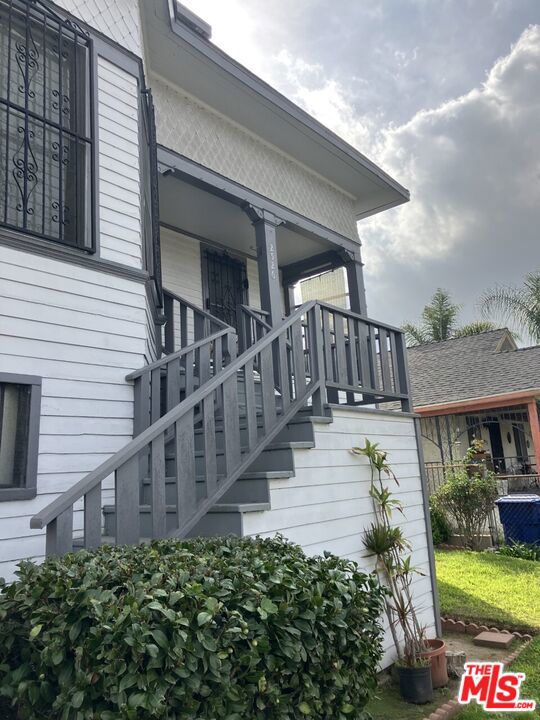 Front Stairway to porch